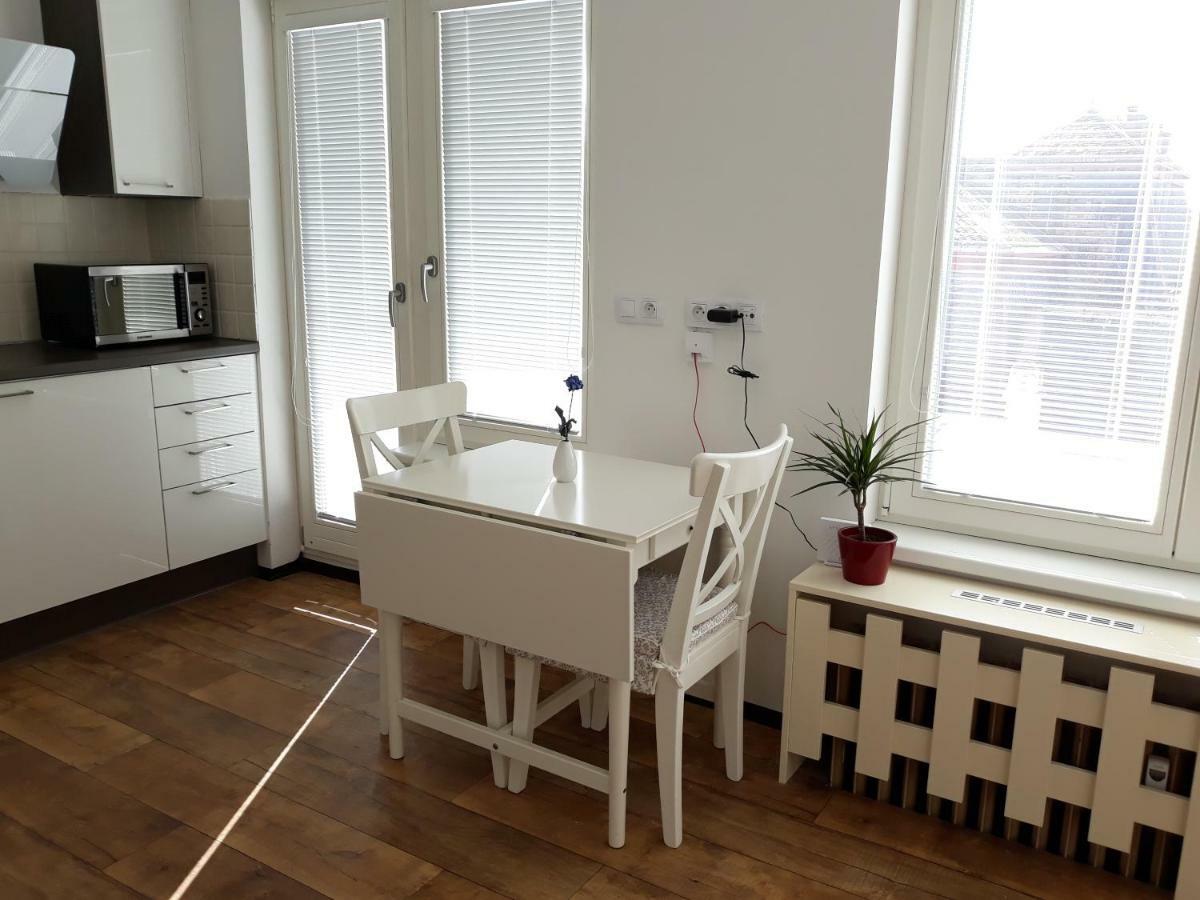 Cool Studio Lägenhet Prag Exteriör bild
